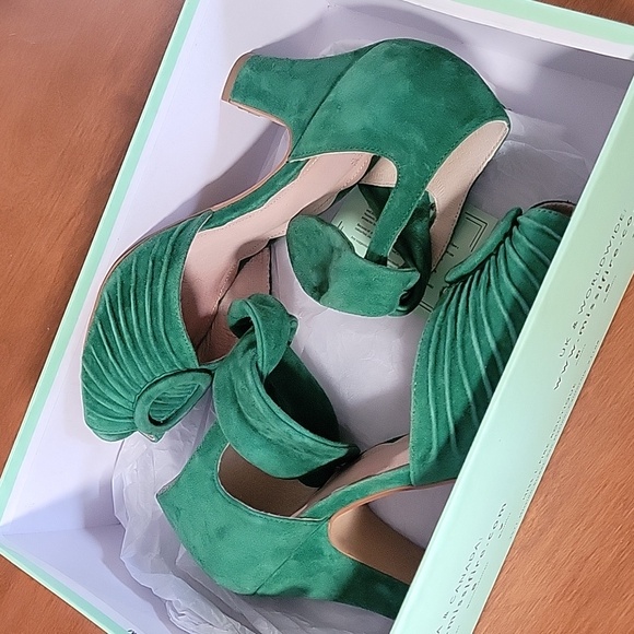 Miss L Fire Loretta Green Classic Ruched Peep Toe Suede Pumps - Picture 8 of 12